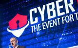 Le Premier ministre Benjamin Netanyahu lors de la conférence et de l'exposition Cybertech Israel à laquelle ont participé des milliers de grandes entreprises multinationales, de PME, de start-ups, d'investisseurs privés et d'entreprises, de sociétés de capital-risque, d'experts et de clients, à Tel Aviv, le 31 janvier 2016. (Crédit : Miriam Alster/FLASH90)