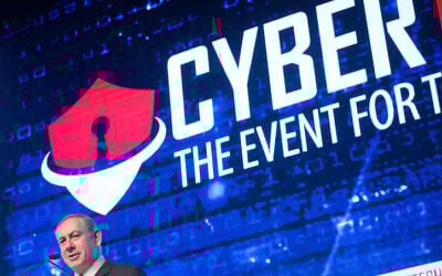 Le Premier ministre Benjamin Netanyahu lors de la conférence et de l'exposition Cybertech Israel à laquelle ont participé des milliers de grandes entreprises multinationales, de PME, de start-ups, d'investisseurs privés et d'entreprises, de sociétés de capital-risque, d'experts et de clients, à Tel Aviv, le 31 janvier 2016. (Crédit : Miriam Alster/FLASH90)