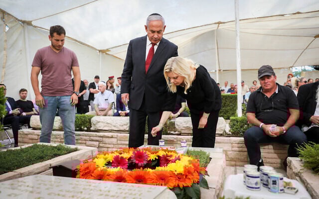 Benjamin Netanyahu, sa femme Sara, sa famille et ses amis assistant à une cérémonie commémorative pour le frère de Netanyahu, Yoni Netanyahu, au cimetière militaire du mont Herzl, à Jérusalem, le 16 juin 2021. (Crédit : Olivier Fitoussi/Flash90) Benjamin Netanyahu, sa femme Sara, sa famille et ses amis assistant à une cérémonie commémorative pour le frère de Netanyahu, Yoni Netanyahu, au cimetière militaire du mont Herzl, à Jérusalem, le 16 juin 2021. (Crédit : Olivier Fitoussi/Flash90)