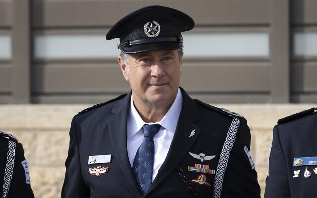 Le commandant de la police de la région côtière, Yoram Sofer, lors d'une cérémonie à Jérusalem le 1er janvier 2023. (Crédit : Olivier Fitoussi/Flash90) Le commandant de la police de la région côtière, Yoram Sofer, lors d'une cérémonie à Jérusalem le 1er janvier 2023. (Crédit : Olivier Fitoussi/Flash90)