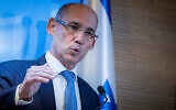 Le gouverneur de la Banque centrale d'Israël, Amir Yaron, pendant une conférence de presse à la Banque d'Israël, à Jérusalem, le 2 janvier 2023. (Crédit : Yonatan Sindel/Flash90)