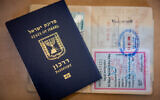Un passeport israélien, le 18 janvier 2023. (Crédit : Nati Shohat/Flash90)
