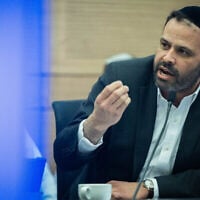 Yinon Azoulay, député du Shas, s'exprime pendant une réunion de la Commission des Finances à la Knesset, le 23 février 2023. (Crédit :  Yonatan Sindel/Flash90)