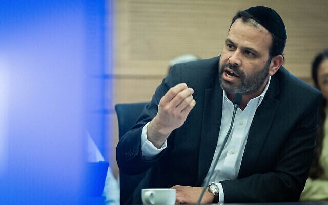 Yinon Azoulay, député du Shas, s'exprime pendant une réunion de la Commission des Finances à la Knesset, le 23 février 2023. (Crédit :  Yonatan Sindel/Flash90)