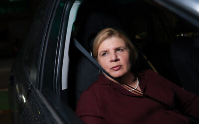 La députée Orna Barbivai arrive aux négociations sur la réforme judiciaire à la résidence du président à Jérusalem, le 28 mars 2023. (Crédit : Noam Revkin Fenton/Flash90)
