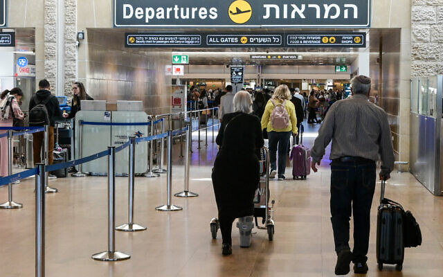 Les voyageurs dans le hall des départs de l'aéroport Ben Gurion, le 4 avril 2023. (Crédit : Avshalom Sassoni/Flash90)