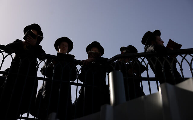 Photo d'illustration : Des Juifs ultra-orthodoxes prient sur le mont Meron, le 10 avril 2023. (Crédit : David Cohen/ Flash90) Photo d'illustration : Des Juifs ultra-orthodoxes prient sur le mont Meron, le 10 avril 2023. (Crédit : David Cohen/ Flash90)