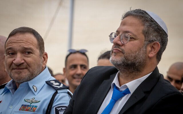 Le ministre de la Sécurité intérieure, Itamar Ben Gvir, à droite, et le chef de la police Kobi Shabtaï lors d'une cérémonie du Jour de l'Indépendance au siège de la police israélienne, à Jérusalem, le 20 avril 2023. (Crédit : Oren Ben Hakoon/Flash90) Le ministre de la Sécurité intérieure, Itamar Ben Gvir, à droite, et le chef de la police Kobi Shabtaï lors d'une cérémonie du Jour de l'Indépendance au siège de la police israélienne, à Jérusalem, le 20 avril 2023. (Crédit : Oren Ben Hakoon/Flash90)