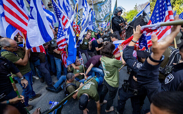 Des Israéliens manifstent contre le projet de réforme judiciaire du gouvernement, devant la résidence du Premier ministre Benjamin Netanyahu à Jérusalem, le 25 mai 2023. (Crédit : Yonatan Sindel/Flash90) Des Israéliens manifstent contre le projet de réforme judiciaire du gouvernement, devant la résidence du Premier ministre Benjamin Netanyahu à Jérusalem, le 25 mai 2023. (Crédit : Yonatan Sindel/Flash90)