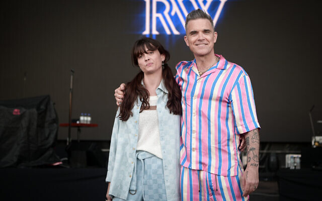 La pop star britannique Robbie Williams, à droite, et la chanteuse israélienne Noga Erez, à Tel Aviv, le 31 mai 2023. (Crédit : Avshalom Sassoni/FLASH90) La pop star britannique Robbie Williams, à droite, et la chanteuse israélienne Noga Erez, à Tel Aviv, le 31 mai 2023. (Crédit : Avshalom Sassoni/FLASH90)
