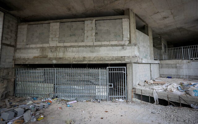 Le chantier où deux adolescents auraient abusé sexuellement d'une fillette de deux ans à Beit Shemesh, le 2 juin 2023. (Crédit : Yaakov Lederman/Flash90) Le chantier où deux adolescents auraient abusé sexuellement d'une fillette de deux ans à Beit Shemesh, le 2 juin 2023. (Crédit : Yaakov Lederman/Flash90)