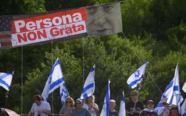 Des Israéliens protestant contre le projet de réforme du système judiciaire du gouvernement, au carrefour Goma, le 3 juin 2023. (Crédit : Ayal Margolin/Flash90)