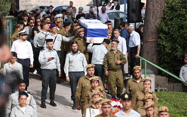 Famille et amis assistent aux funérailles de la Sgt. Lia Ben Nun qui a été tuée à la frontière égyptienne un jour plus tôt, au cimetière militaire de Rishon Lezion, le 4 juin 2023. (Crédit : Flash90)