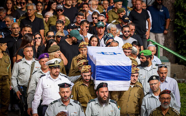 Famille et amis assistent aux funérailles de la Sgt. Lia Ben Nun qui a été tuée à la frontière égyptienne un jour plus tôt, au cimetière militaire de Rishon Lezion, le 4 juin 2023. (Crédit : Flash90) Famille et amis assistent aux funérailles de la Sgt. Lia Ben Nun qui a été tuée à la frontière égyptienne un jour plus tôt, au cimetière militaire de Rishon Lezion, le 4 juin 2023. (Crédit : Flash90)