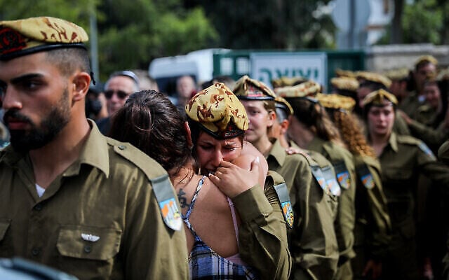 Famille et amis assistent aux funérailles de la Sgt. Lia Ben Nun qui a été tuée à la frontière égyptienne un jour plus tôt, au cimetière militaire de Rishon Lezion, le 4 juin 2023. (Crédit : Flash90) Famille et amis assistent aux funérailles de la Sgt. Lia Ben Nun qui a été tuée à la frontière égyptienne un jour plus tôt, au cimetière militaire de Rishon Lezion, le 4 juin 2023. (Crédit : Flash90)