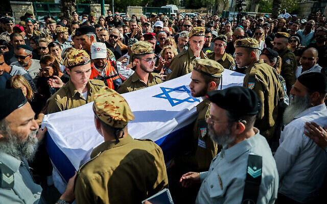 Famille et amis assistent aux funérailles du sergent-chef Uri Yizhak Ilouz, tué à la frontière égyptienne le 3 juin 2023, au cimetière militaire de Safed, le 4 juin 2023. (Crédit : David Cohen/Flash90) Famille et amis assistent aux funérailles du sergent-chef Uri Yizhak Ilouz, tué à la frontière égyptienne le 3 juin 2023, au cimetière militaire de Safed, le 4 juin 2023. (Crédit : David Cohen/Flash90)