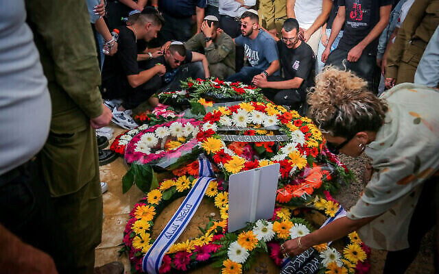 Famille et amis assistent aux funérailles de la Sgt. Lia Ben Nun qui a été tuée à la frontière égyptienne un jour plus tôt, au cimetière militaire de Rishon Lezion, le 4 juin 2023. (Crédit : Flash90) Famille et amis assistent aux funérailles de la Sgt. Lia Ben Nun qui a été tuée à la frontière égyptienne un jour plus tôt, au cimetière militaire de Rishon Lezion, le 4 juin 2023. (Crédit : Flash90)