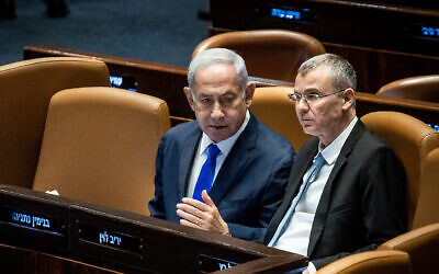 Le Premier ministre Benjamin Netanyahu, à gauche, et le ministre de la Justice Yariv Levin, à la Knesset, à Jérusalem, le 7 juin 2023. (Crédit : Oren Ben Hakoon/Flash90)