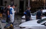 La police sur les lieux d'une fusillade qui a coûté la vie à cinq personnes, à Yafa an-Naseriyye, le 8 juin 2023. (Crédit : Fadi Amun/Flash90)