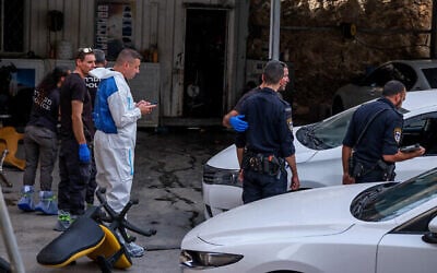 La police sur les lieux d'une fusillade qui a coûté la vie à cinq personnes, à Yafa an-Naseriyye, le 8 juin 2023. (Crédit : Fadi Amun/Flash90)