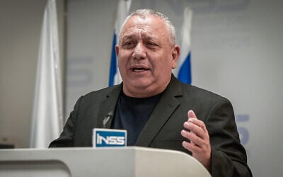 Le député Gadi Eizenkot au lancement d'un nouveau livre à l'INSS (The Institute for National Security Studies) à Tel Aviv le 11 juin 2023. (Crédit : Avshalom Sassoni/Flash90)