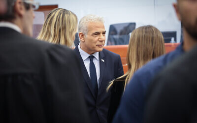 Le leader de l'opposition Yair Lapid lors du procès pour corruption du Premier ministre Benjamin Netanyahu au tribunal de district de Jérusalem le 12 juin 2023. (Crédit : Yonatan Sindel/Flash90)