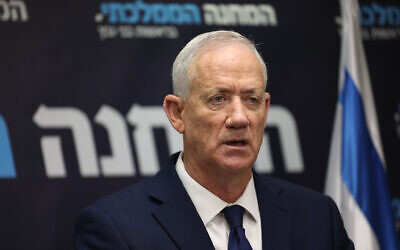Le chef du parti HaMahane HaMamlahti , le député Benny Gantz, s'exprimant lors d'une réunion de faction à la Knesset, le 12 juin 2023. (Crédit : Yonatan Sindel/Flash90)