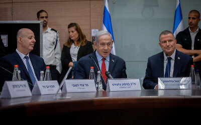 Le Premier ministre Benjamin Netanyahu, au centre, lors d'une réunion de la Commission des Affaires étrangères et de la Défense à la Knesset, le 13 juin 2023. (Crédit : Oren Ben Hakoon/Flash90)