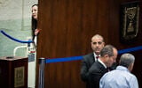 La députée du Likud Tally Gotliv regardant derrière un rideau alors qu'elle vote pour les candidats à la commission de sélection des juges, à la Knesset, le 14 juin 2023. (Crédit : Yonatan Sindel/Flash90)