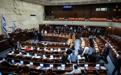 Les membres de la Knesset votant pour les candidats à la commission de sélection des juges, le 14 juin 2023. (Crédit : Yonatan Sindel/Flash90)