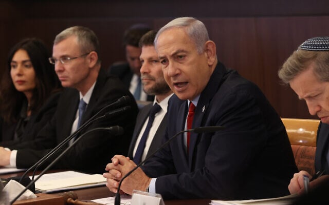 Le Premier ministre Benjamin Netanyahu lors d'une réunion du cabinet au bureau du Premier ministre de Jérusalem, le 18 juin 2023. (Crédit : Amit Shabi)