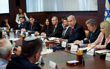Photo d'illustration : Le Premier ministre israélien Benjamin Netanyahu dirige une réunion du cabinet au bureau du Premier ministre à Jérusalem, le 18 juin 2023. (Crédit : Amit Shabi/Pool)