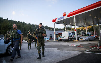 Les forces de l'ordre israéliennes sur les lieux d'une fusillade près de l'implantation d'Eli en Cisjordanie, le 20 juin 2023. (Crédit : Flash90) Les forces de l'ordre israéliennes sur les lieux d'une fusillade près de l'implantation d'Eli en Cisjordanie, le 20 juin 2023. (Crédit : Flash90)
