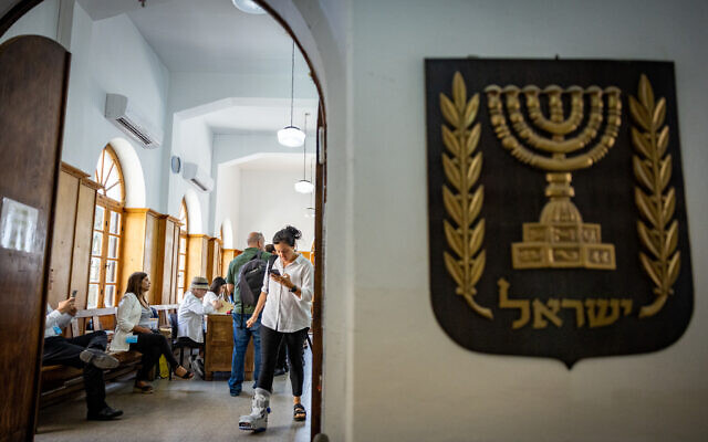 Les avocats votent lors des élections de l'Association israélienne du barreau à la Cour des magistrats de Jérusalem, le 20 juin 2023. (Crédit : Yonatan Sindel/Flash90) Les avocats votent lors des élections de l'Association israélienne du barreau à la Cour des magistrats de Jérusalem, le 20 juin 2023. (Crédit : Yonatan Sindel/Flash90)