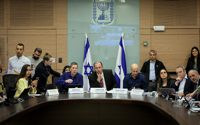 Le leader de la Commission de la constitution, du droit et de la justice à la Knesset, Simacha Rothman, de Hatzionout HaDatit, à la Knesset de Jérusalem, le 25 juin 2023. (Crédit : Yonatan Sindel/Flash90) Le leader de la Commission de la constitution, du droit et de la justice à la Knesset, Simacha Rothman, de Hatzionout HaDatit, à la Knesset de Jérusalem, le 25 juin 2023. (Crédit : Yonatan Sindel/Flash90)