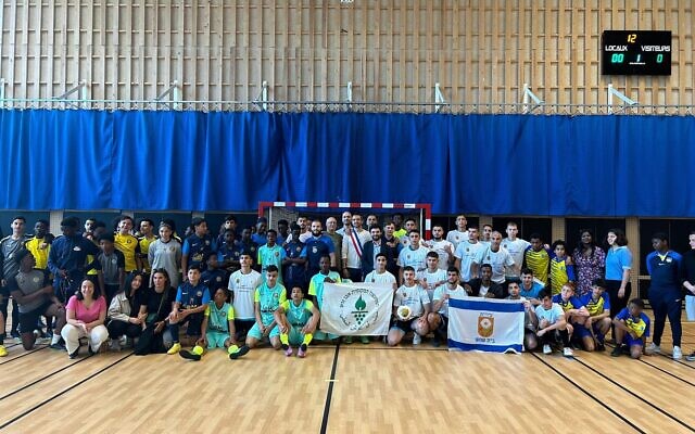 La rencontre à Romainville (Seine-Saint-Denis) entre jeunes d’Ile-de-France et le club israélien judéo-arabe d’Abou Gosh, le 4 juin 2023. (Crédit : UEJF) La rencontre à Romainville (Seine-Saint-Denis) entre jeunes d’Ile-de-France et le club israélien judéo-arabe d’Abou Gosh, le 4 juin 2023. (Crédit : UEJF)