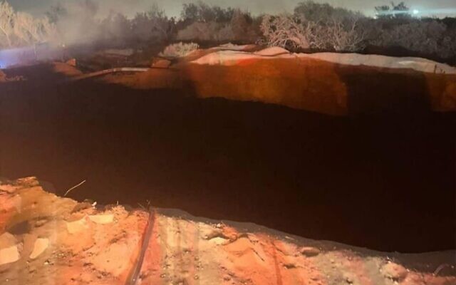 Capture d'écran d'une vidéo montrant un cratère dans le sol à Herzliya à la suite d'une forte explosion dont la cause est inconnue, le 22 juin 2023. (Capture d'écran : Twitter, utilisée conformément à l'article 27a de la loi sur le droit d'auteur)
