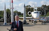 Le Premier ministre Benjamin Netanyahu lors d'une visite au sein d'Israel Aerospace Industries, le 18 juin 2023. (Crédit : Amos Ben Gershom/GPO)
