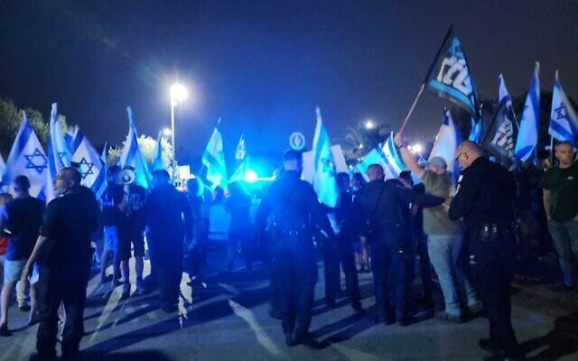 Des manifestants anti-gouvernement aux abords du domicile du Premier ministre Benjamin Netanyahu à Césarée, le 2 juin 2023. (Crédit : Police israélienne) Des manifestants anti-gouvernement aux abords du domicile du Premier ministre Benjamin Netanyahu à Césarée, le 2 juin 2023. (Crédit : Police israélienne)