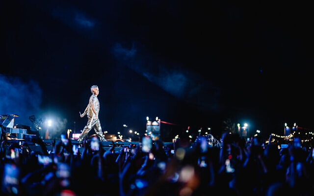 La pop star britannique Robbie Williams se produit à Tel Aviv au Yarkon Park le 1er juin 2023. (Autorisation de Guy Sidi)