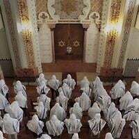 Illustration : Des fidèles prient à la synagogue Kadoorie – Mekor Haim à Porto, au Portugal, en mai 2014. (Avec l'aimable autorisation de la communauté juive de Porto)