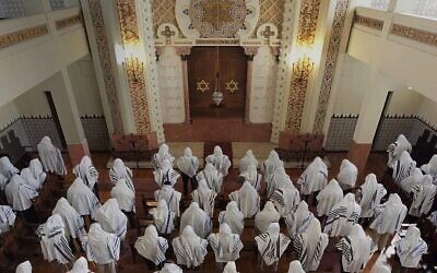 Illustration : Des fidèles prient à la synagogue Kadoorie – Mekor Haim à Porto, au Portugal, en mai 2014. (Avec l'aimable autorisation de la communauté juive de Porto)