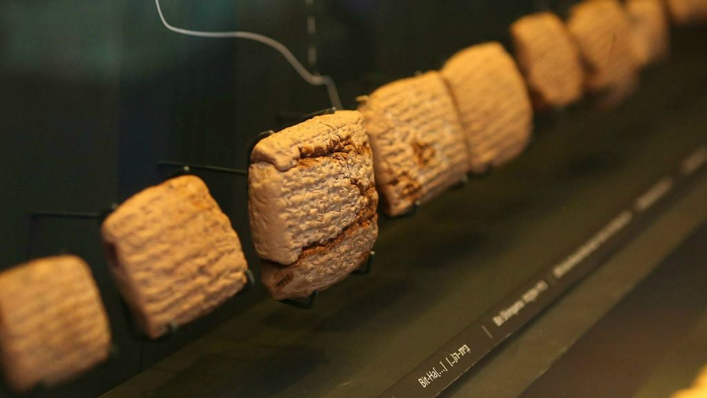 Cette photo non datée fournie par le Musée des terres bibliques de Jérusalem montre des tablettes contenant de l'écriture cunéiforme, l'une des premières écritures au monde, exposées à Jérusalem. (Crédit : AP Photo/Avi Noam, Musée des terres bibliques)