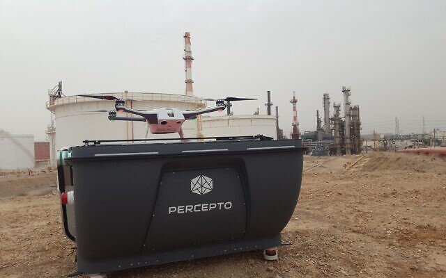 Un drone autonome Percepto capable de surveiller et d'inspecter des sites industriels dotés d'infrastructures critiques. (Autorisation) Un drone autonome Percepto capable de surveiller et d'inspecter des sites industriels dotés d'infrastructures critiques. (Autorisation)