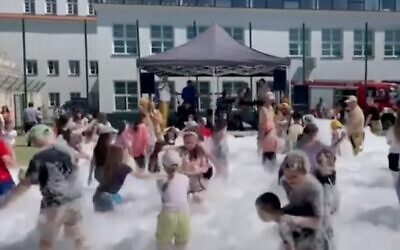 Des enfants lors d'une animation mousse à Kazimierz Dolny, en Pologne, le 1er juin 2023. (Capture d'écran :  YouTube/Kan via JTA)