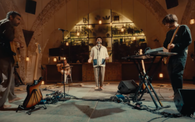 Les musiciens Dudu Tassa (à gauche) et Jonny Greenwood (à droite) avec Karrar Alsaadi (au centre) lors de l'enregistrement de "Ya Mughir al-Ghazala" pour leur nouvel album commun, "Jarak Qaribak", qui sortira le 10 juin 2023. (Capture d'écran YouTube)