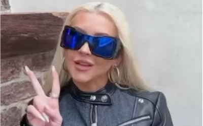 L'icône de la pop Christina Aguilera envoie un message enregistré à ses fans israéliens avant son spectacle du 10 août 2023 au Live Park de Rishon Lezion. (Crédit : RP)