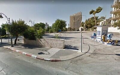 Parking du centre de Jérusalem qui sera bientôt converti en complexe diplomatique russe. (Crédit : Google Street View)