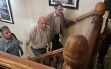 Le producteur de film israélien Arnon Milchan arrive à la salle de conférence de l'Old Ship Hotel à Brighton, au Royaume-Unis, pour témoigner dans le procès pour corruption du Premier ministre Benjamin Netanyahu, le 258 juin 2023. (Capture d'écran : Treizième chaîne ; used in accordance with clause 27a of the Copyright Law)