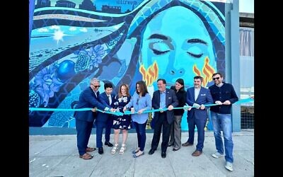 Les dirigeants de Los Angeles coupant le ruban pour l'inauguration d'une nouvelle peinture murale dans le quartier de Pico-Robertson. De gauche à droite : Ilan Davidson, président de la commission des Relations Humaines du comté de Los Angeles ; Robin Toma, directeur-exécutif de la Commission des Relations Humaines du comté de Los Angeles ; Lindsey Horvath, superviseure ; Katy Yaroslavsky, conseillère municipale ; Jeff Abrams, directeur-régional de l'ADL à Los Angeles ; la rabbin Rebecca Schatz, de la synagogue Beth Am ; le rabbin Noah Farkas, président et directeur-général de la Fédération juive du Grand Los Angeles ; Ben Allen, sénateur. (Crédit : La Fédération juive du Grand Los Angeles)